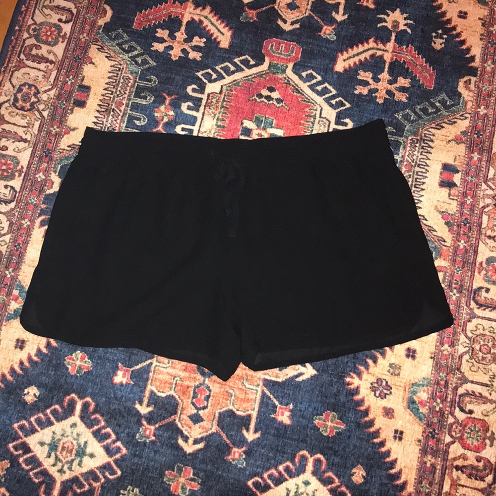 Dressy black shorts with drawstring and pockets
